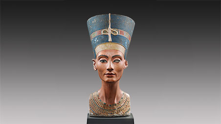 Portrait bust of Queen Nefertiti (photograph)